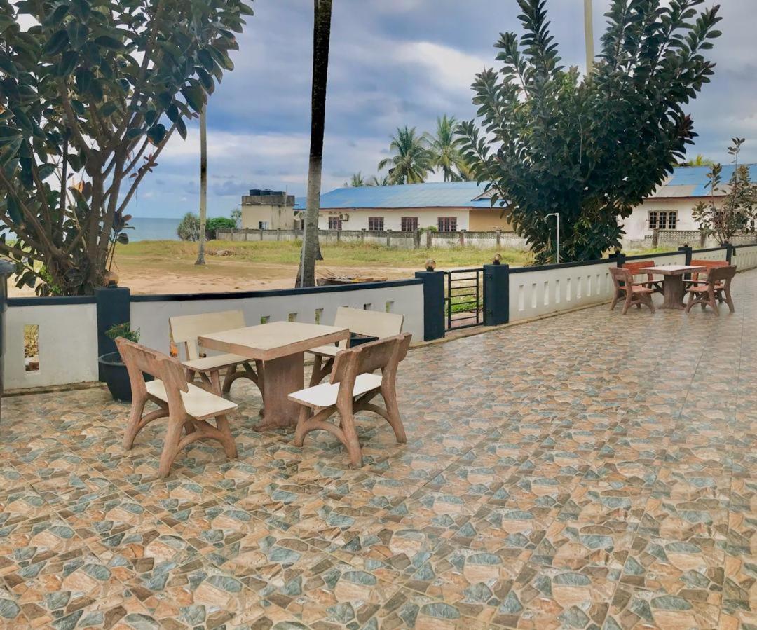 Aqil Beach Inn Marang Exteriör bild